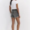 Short mom en denim à ourlet retourné