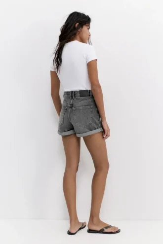 Short mom en denim à ourlet retourné