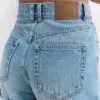 Short mom en denim à ourlet retourné