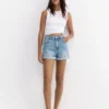 Short mom en denim à ourlet retourné