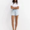 Short mom en denim à ourlet retourné