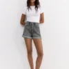 Short mom en denim à ourlet retourné