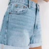 Short mom en denim à ourlet retourné