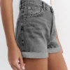 Short mom en denim à ourlet retourné