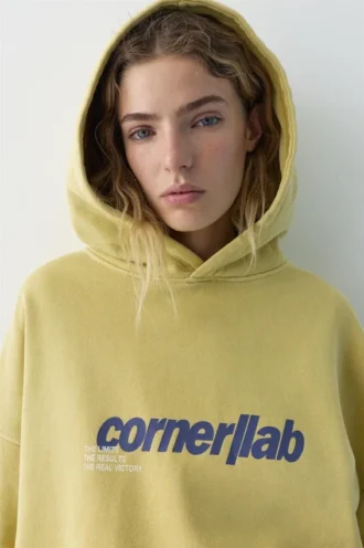 Sweat à capuche jaune avec motif graphique