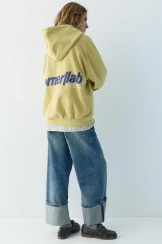 Sweat à capuche jaune avec motif graphique