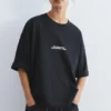 T-shirt avec slogan brodé sur l’étiquette T-shirt avec slogan brodé sur l’étiquette