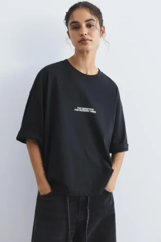 T-shirt avec slogan brodé sur l&rsquo;étiquette