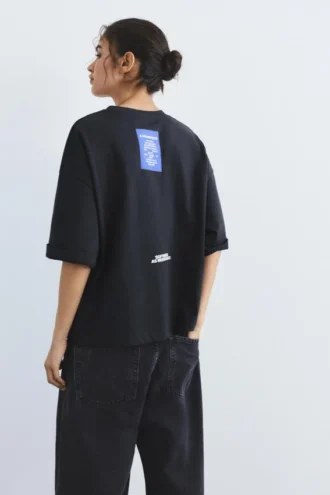 T-shirt avec slogan brodé sur l&rsquo;étiquette