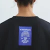 T-shirt avec slogan brodé sur l’étiquette T-shirt avec slogan brodé sur l’étiquette