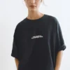 T-shirt avec slogan brodé sur l’étiquette T-shirt avec slogan brodé sur l’étiquette