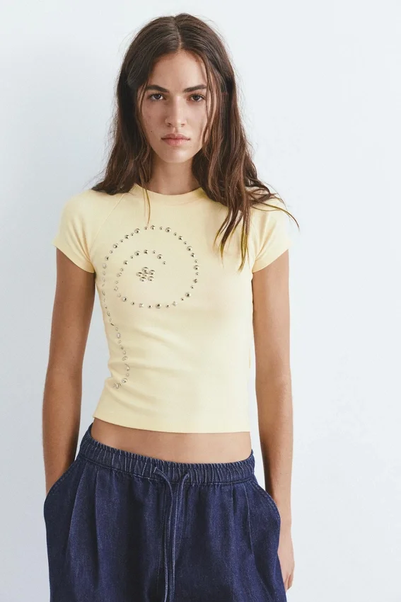 T-shirt jaune clouté T-shirt jaune clouté