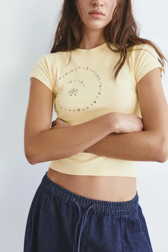 T-shirt jaune clouté T-shirt jaune clouté