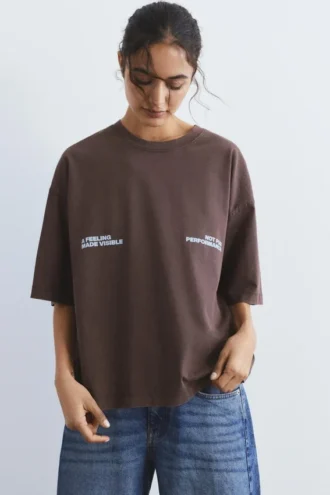 T-shirt à manches courtes marron avec slogan