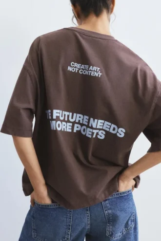 T-shirt à manches courtes marron avec slogan