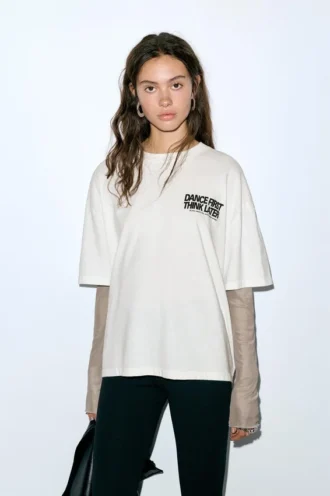 T-shirt à manches doubles avec slogan