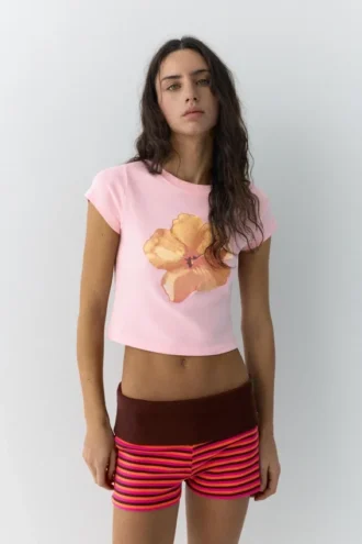 T-shirt rose à motif floral