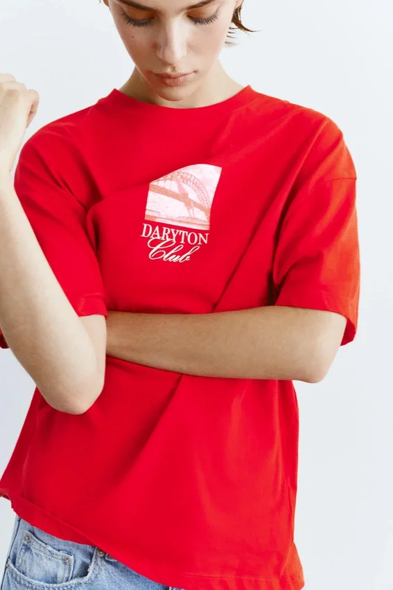 T-shirt rouge à slogan T-shirt rouge à slogan
