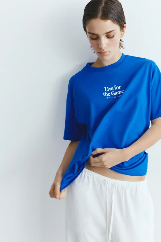 T-shirts bleus avec motifs et slogans T-shirts bleus avec motifs et slogans