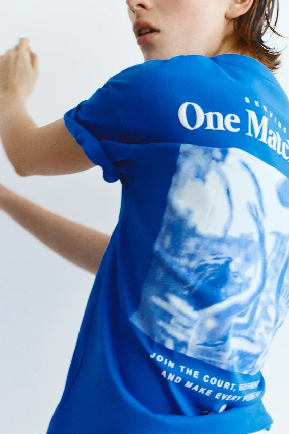 T-shirts bleus avec motifs et slogans T-shirts bleus avec motifs et slogans