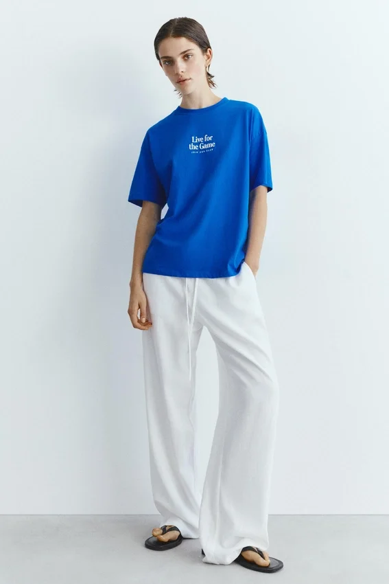 T-shirts bleus avec motifs et slogans T-shirts bleus avec motifs et slogans
