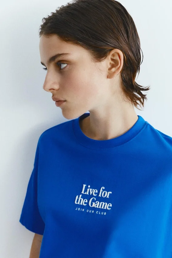 T-shirts bleus avec motifs et slogans T-shirts bleus avec motifs et slogans