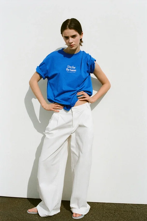 T-shirts bleus avec motifs et slogans T-shirts bleus avec motifs et slogans