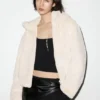 Veste en fausse fourrure avec capuche Veste en fausse fourrure avec capuche