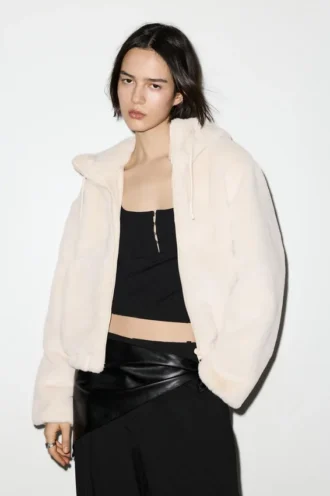 Veste en fausse fourrure avec capuche