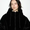 Veste en fausse fourrure avec capuche Veste en fausse fourrure avec capuche