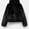 Veste en fausse fourrure avec capuche Veste en fausse fourrure avec capuche