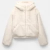 Veste en fausse fourrure avec capuche Veste en fausse fourrure avec capuche