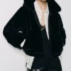 Veste en fausse fourrure avec capuche Veste en fausse fourrure avec capuche