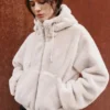 Veste en fausse fourrure avec capuche Veste en fausse fourrure avec capuche
