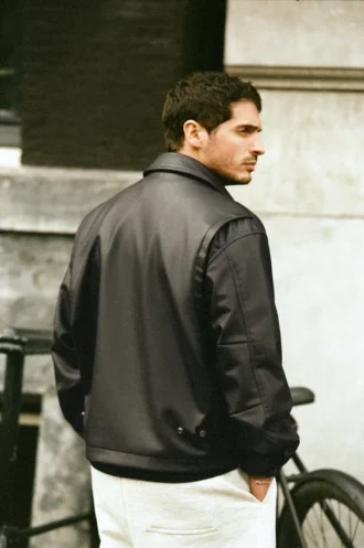 Veste en simili cuir avec fermetures à bascule