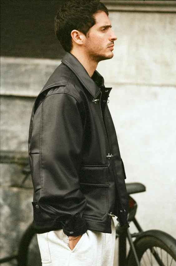 Veste en simili cuir avec fermetures à bascule Veste en simili cuir avec fermetures à bascule