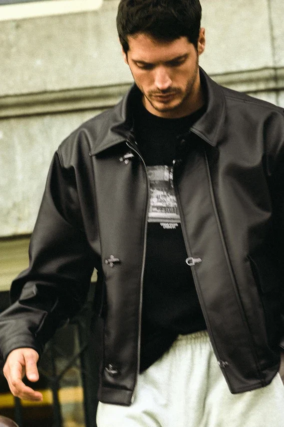 Veste en simili cuir avec fermetures à bascule Veste en simili cuir avec fermetures à bascule